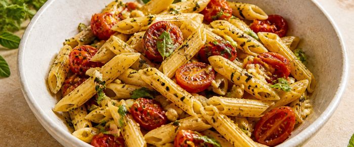 Mediterrane pasta met tomaat, basilicum en oregano